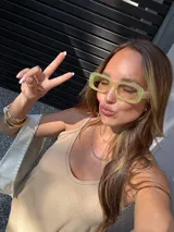 Vestido largo color beige, de viscosa, con tirantes finos, escote en V y aberturas laterales en la falda.