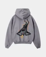 Canguro con capucha de calce regular en color gris stone wash. Presenta un estampado artístico en la espalda que representa una figura antropomórfica estilizada con colores vibrantes. Cuenta con puños y cintura acanalados.