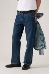 Jeans de denim azul oscuro con corte relajado, cintura media y pierna recta, sin elastano.