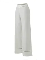 Pantalon de corte recto y tiro alto, confeccionado en una mezcla de lino orgánico y viscosa. Presenta detalles de calado decorativo en la cintura y en el ruedo de las piernas.