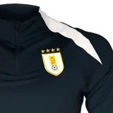Remera de entrenamiento Nike de manga larga, color azul oscuro, con cuello alto y cierre parcial frontal. Presenta detalles en blanco en los hombros y el logo de Nike en el pecho izquierdo. Incluye un escudo deportivo con cuatro estrellas sobre el logo de Nike.