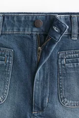 Short de denim azul de tiro alto, confeccionado en algodón levemente elástico con bolsillos delanteros de parche.