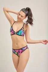 Conjunto de bikini lila con corpiño triangular con aro metálico en el centro y bombacha clásica.