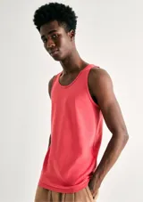 Musculosa básica de corte slim, color salmón, con cuello redondo y sisas reforzadas.