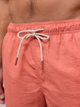 Short de baño tipo volley, color azul piedra con efecto lavado, cintura elástica con cordón ajustable y bolsillos laterales.