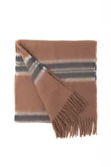 Bufanda de tejido suave con diseño de rayas horizontales en tonos tostado, gris y blanco, con terminación de flecos en los extremos.