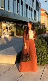 Pantalón marrón de corte palazzo, con bolsillos cargo laterales y cintura alta.