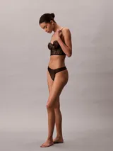 Colaless Calvin Klein de encaje floral con paneles de malla transparente y tul elástico en la espalda.