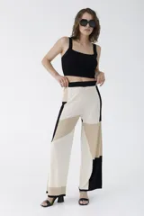 Crop top tejido de punto con escote cuadrado y breteles anchos, de corte ajustado al cuerpo.