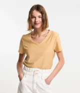 Blusa de algodón de manga corta y cuello en V, de diseño liso en color tostado.