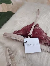 Conjunto de lencería compuesto por un bralette de encaje con breteles regulables y una tanga regulable con diseño media less.