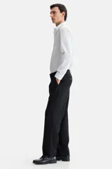 Camisa de corte entallado con cuello inglés, tapeta clásica y canesú en la espalda. Presenta mangas largas con puños ajustables mediante botones y bajo levemente redondeado. Confeccionada en tela con tratamiento de fácil planchado.