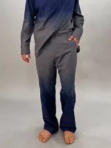 Pantalón de lana color gris oscuro con corte recto y detalle texturizado en las piernas laterales. Tiene pretina elástica a la cintura y un teñido degradé. Es parte del conjunto Alquimia.