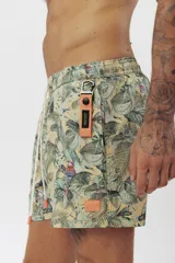 Short de baño con estampado tropical de hojas y loros, con cordón ajustable en la cintura.