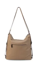 Cartera convertible en mochila de diseño versátil, color tostado, con textura granulada. Cuenta con un bolsillo frontal con cierre, compartimento principal espacioso y correas ajustables para llevar al hombro o como mochila.