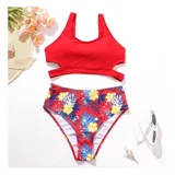 Bikini de dos piezas modelo Brenda, compuesto por un top deportivo liso color amarillo y una bombacha de tiro alto con estampado tropical de flores rojas y hojas verdes sobre fondo amarillo.