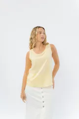 Musculosa amarilla pastel con escote redondo y detalle de lágrima en la espalda.