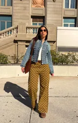 Jean recto de tiro alto confeccionado en denim con lycra, de color verde con estampado de lunares blancos. Presenta diseño de perneras rectas y amplias.