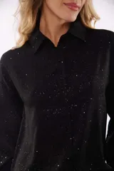 Camisa negra de poliéster con cuello clásico, cierre frontal con botones y estampado de pequeños puntos blancos.