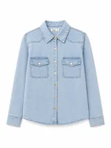 Camisa de jean celeste con corte clásico, cuello camisero, cierre frontal con botones metálicos dorados y dos bolsillos frontales con solapa.