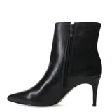 Botas de caña baja marca Bottero, confeccionadas en cuero negro, con punta fina y taco fino.