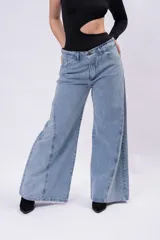 Pantalón de denim estilo wide leg, de tiro bajo, color celeste, con costuras frontales destacadas y corte muy ancho.