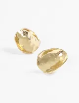 Aros tipo caravanas de diseño orgánico con acabado plateado y textura machacada.