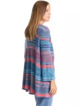 Cardigan largo de punto con estampado de rayas horizontales en tonos azul, celeste y rosado.