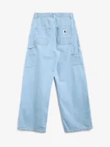 Pantalón de jean celeste, de corte ancho y tiro alto, con bolsillos delanteros y traseros.