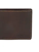 Billetera plegable de cuero natural color marrón con costuras a la vista en tono contrastante y logo de la marca grabado en la esquina inferior. Cuenta con protección RFID para seguridad de datos.