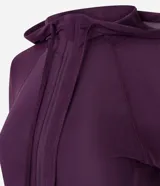 Campera deportiva de microfibra color violeta oscuro, con capucha ajustable por cordón, cierre frontal completo y mangas largas con puños con abertura para pulgar.