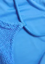 Malla enteriza de color celeste con textura arrugada, escote redondo y tirantes finos.