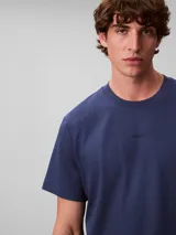 Remera de manga corta Calvin Klein confeccionada en tejido de piqué, con cuello redondo y corte regular. Presenta un pequeño logo bordado en el centro del pecho.