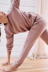 Pantalón babucha deportivo color lila, con elástico en la cintura y puños, cordones regulables y dos bolsillos laterales.