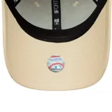 Gorra curva New Era 9FORTY de Los Angeles Dodgers, color beige con logo de los Dodgers bordado en naranja.