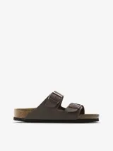 Sandalias Birkenstock modelo Arizona de color marrón con acabado tipo nubuc. Presentan un diseño de dos correas ajustables con hebillas metálicas, base anatómica de corcho y látex, plantilla de ante y suela de EVA.