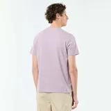 Remera de algodón color lila, de manga corta y cuello redondo.