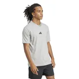 Remera de algodón gris jaspeado con cuello redondo y logo de Adidas bordado en el centro del pecho.