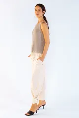 Musculosa de punto canalé color marrón con escote bote y diseño sin mangas.