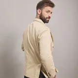 Saco de gabardina azul marino con solapa de muesca, dos botones frontales y bolsillos de parche.