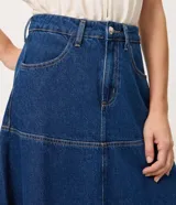 Pollera midi de jean azul, de corte evasé con recortes estructurales y tiro alto.