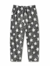 Pantalon de pijama de textura afelpada, con estampado de estrellas blancas sobre fondo gris oscuro. Posee cintura elastizada.