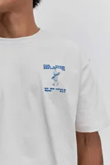 Remera de algodón color gris oscuro, de corte holgado y manga corta, con un pequeño estampado gráfico en el pecho.