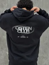 Canguro negro con capucha ajustable con cordones, bolsillo tipo canguro y logo "Osten Club" estampado en el pecho. Corte oversize.