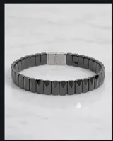 Pulsera de eslabones rectangulares facetados de cerámica negra con cierre de seguridad de acero inoxidable.
