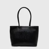 Cartera tipo tote de diseño trenzado en color negro, con doble asa superior y estructura rígida.