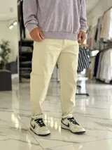Pantalón jean slouchy negro con efecto deslavado, corte holgado y diseño de tiro medio.