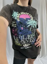 Remerón negro con estampado de un dragón, palmeras y texto "Surf & Skate Crew, Wild Waves, Asian Tour".