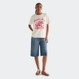 Bermuda de jean Wrangler de tiro bajo, calce holgado y largo por debajo de las rodillas. Cuenta con diseño de cinco bolsillos, cierre frontal con botón y cremallera, y dobladillo sin rematar con flecos sutiles.