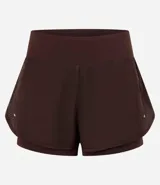 Bermuda deportiva tipo runner, color verde menta, confeccionada en microfibra con cintura elástica. Tiene un corte holgado y bajo redondeado.